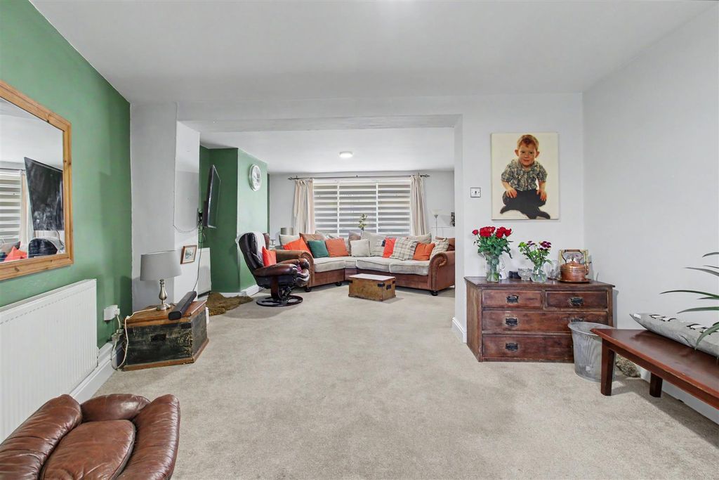 Property photo 2 of 25 Lounge