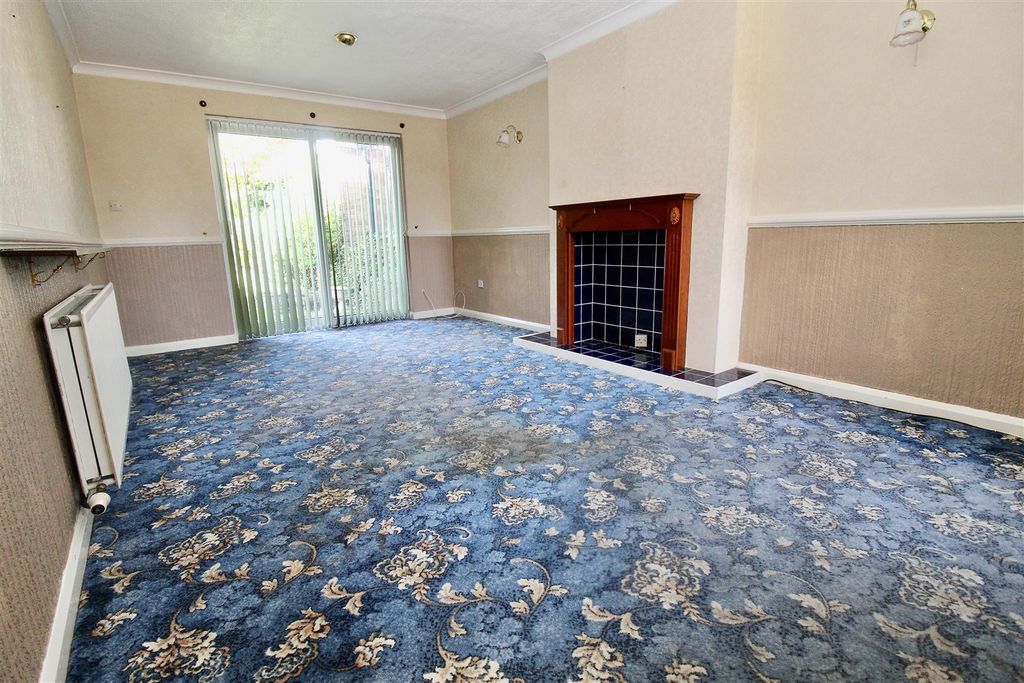 Property photo 3 of 20 Lounge