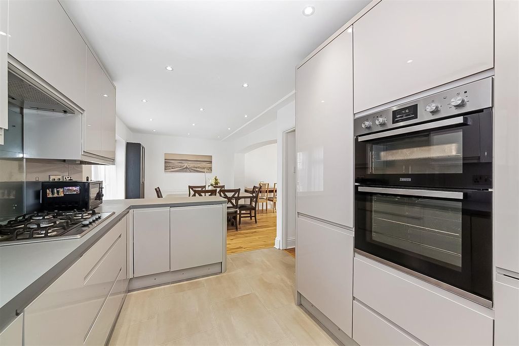 Property photo 3 of 15 Kitchen/Reception Room