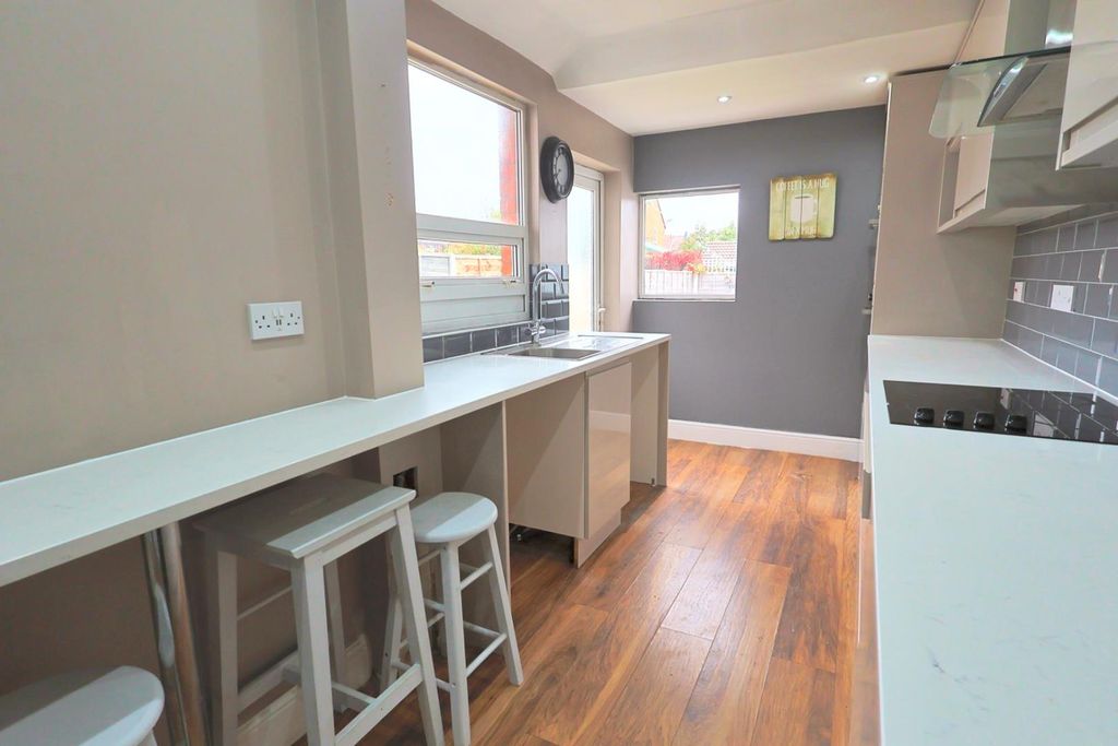 Property photo 3 of 12 Kitchen