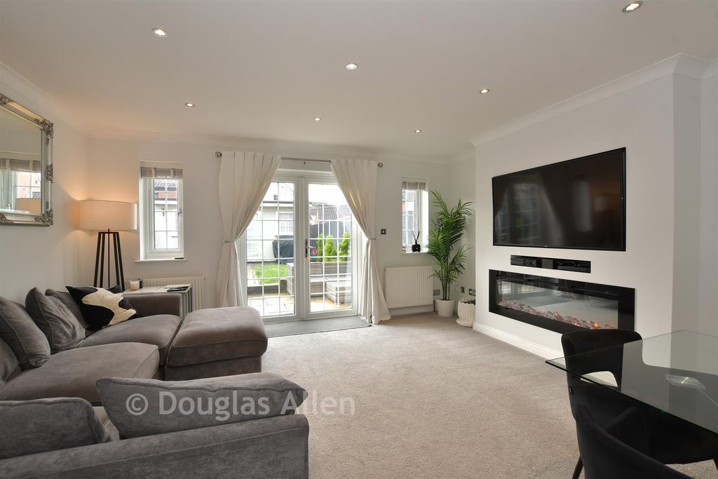 Property photo 2 of 13 Lounge/Dining Room