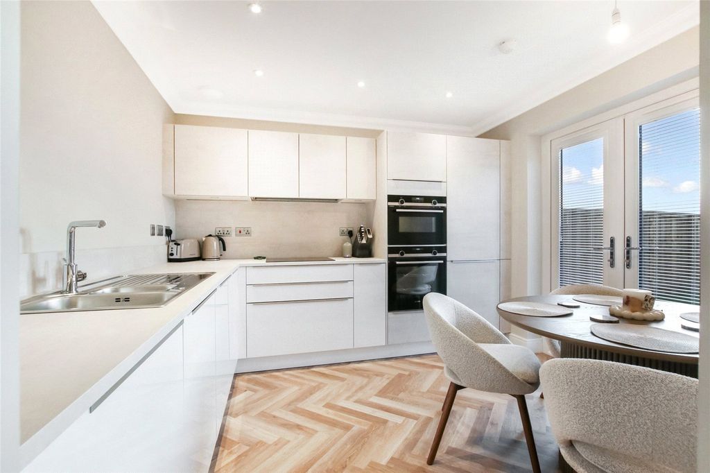 Property photo 3 of 12 Kitchen