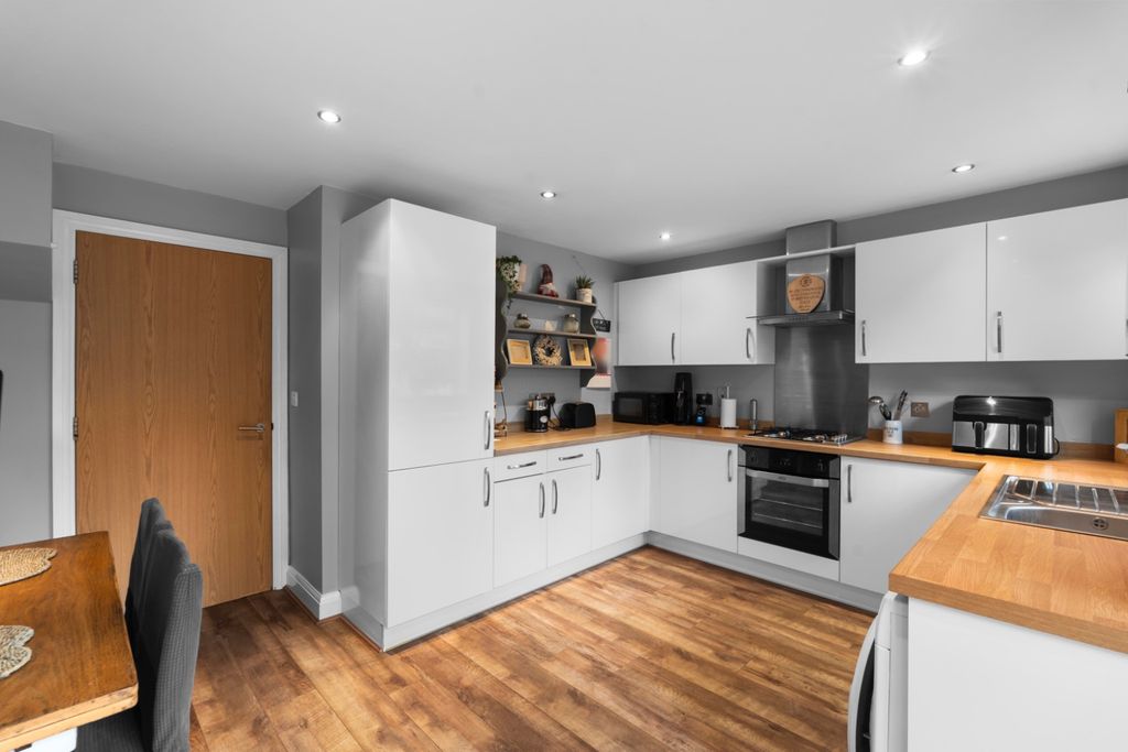 Property photo 2 of 18 5593162
