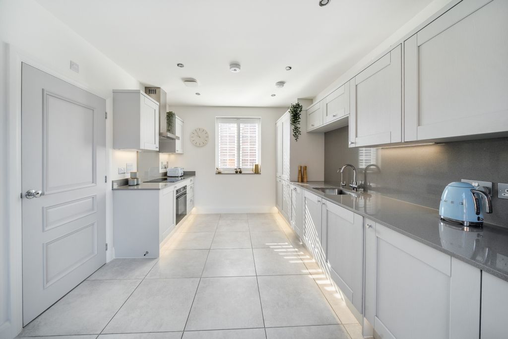 Property photo 3 of 10 Kitchen