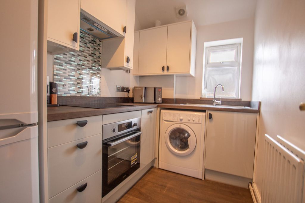 Property photo 3 of 10 Kitchen
