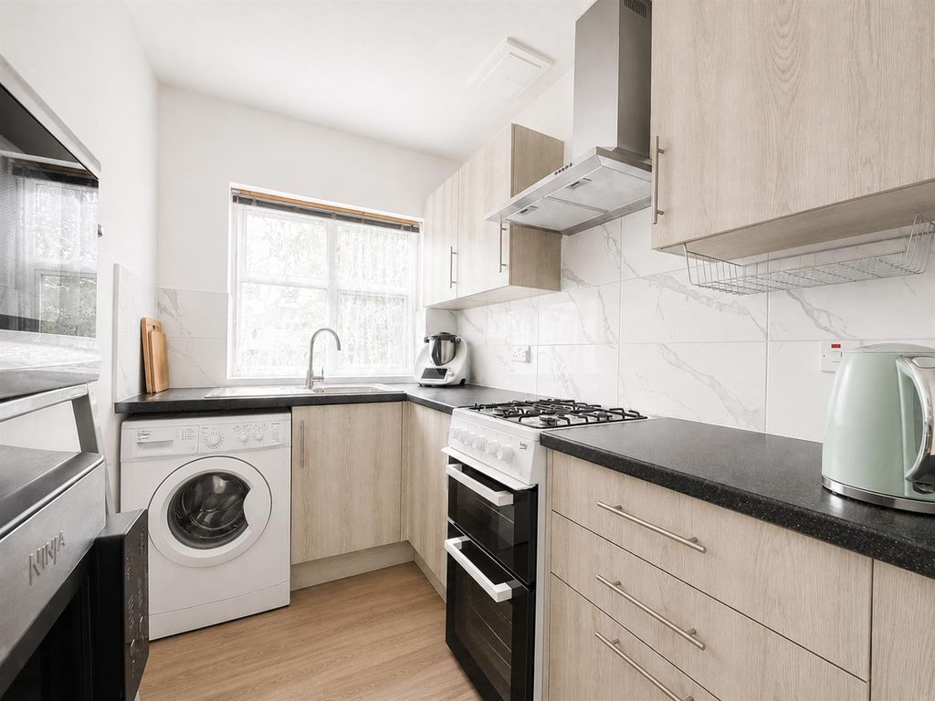 Property photo 3 of 6 Kitchen
