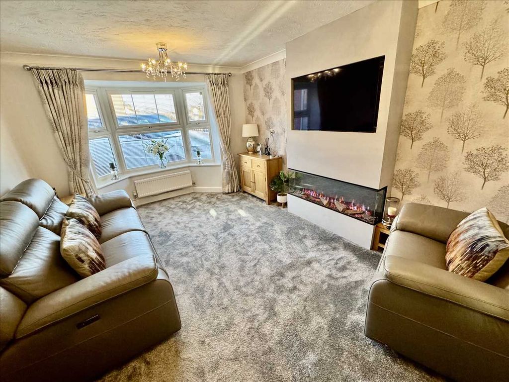 Property photo 3 of 15 Lounge