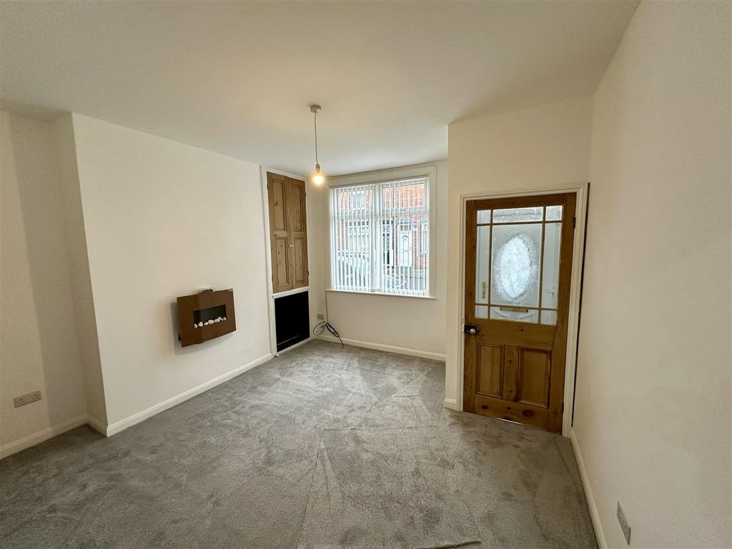Property photo 3 of 7 Living Room