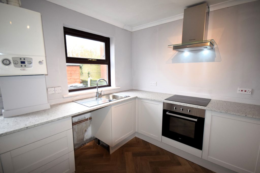 Property photo 3 of 11 Kitchen