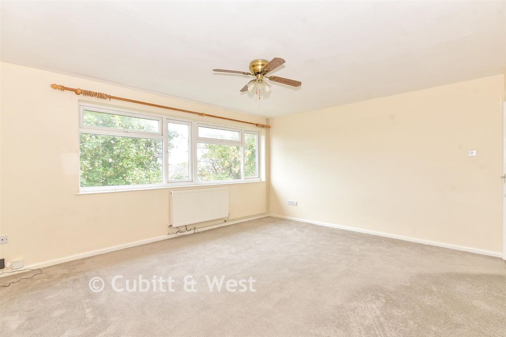 Property photo 3 of 6 Lounge