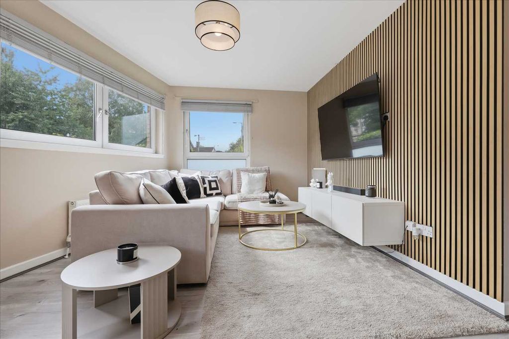Property photo 3 of 16 Lounge
