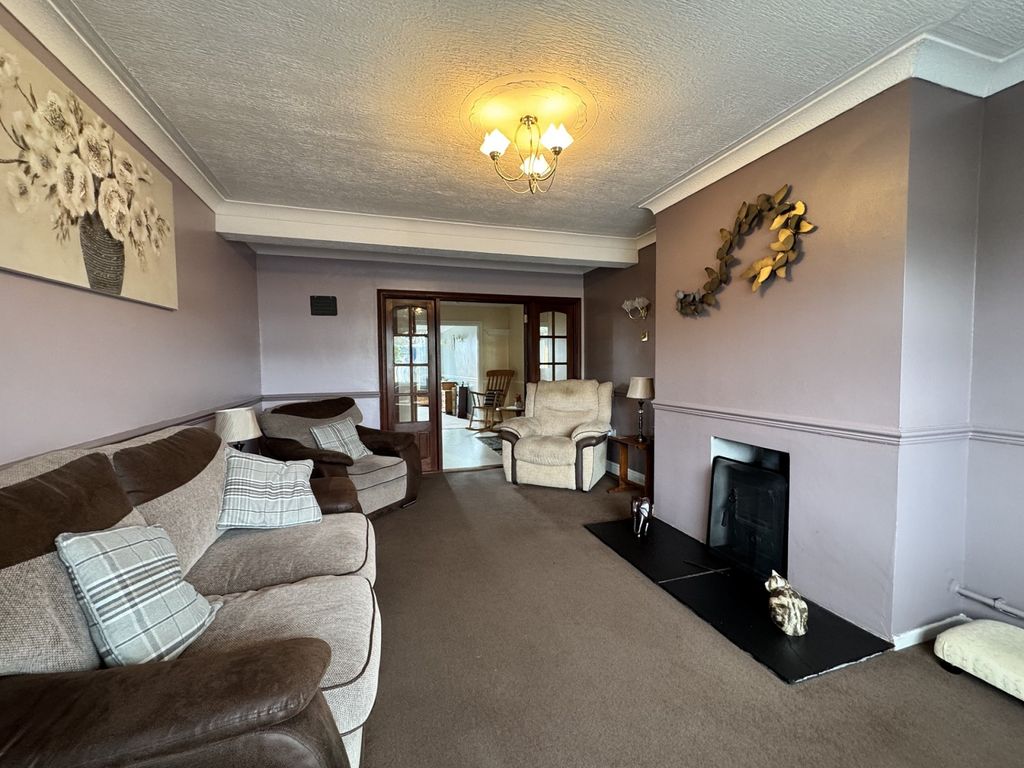 Property photo 3 of 27 Lounge