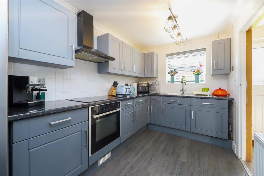 Property photo 2 of 12 Kitchen