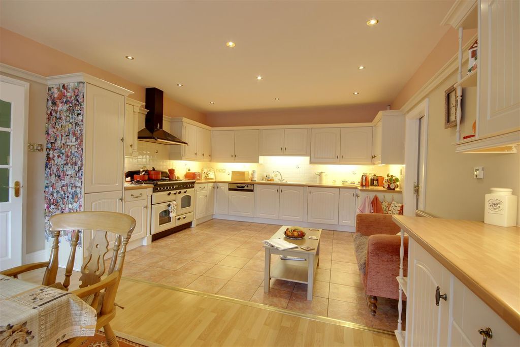 Property photo 3 of 26 Breakfast Kitchen