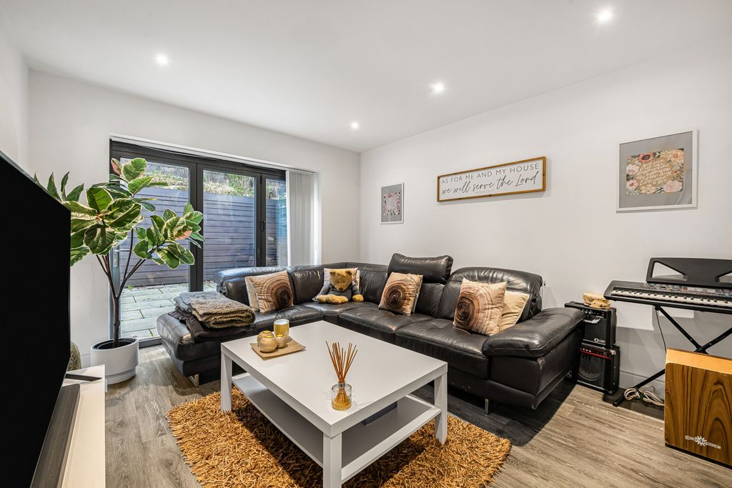 Property photo 2 of 22