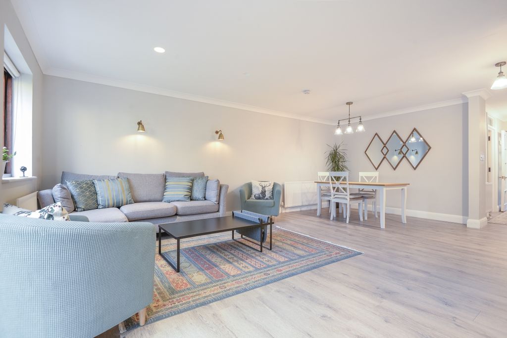 Property photo 3 of 11 Eliot Gardens