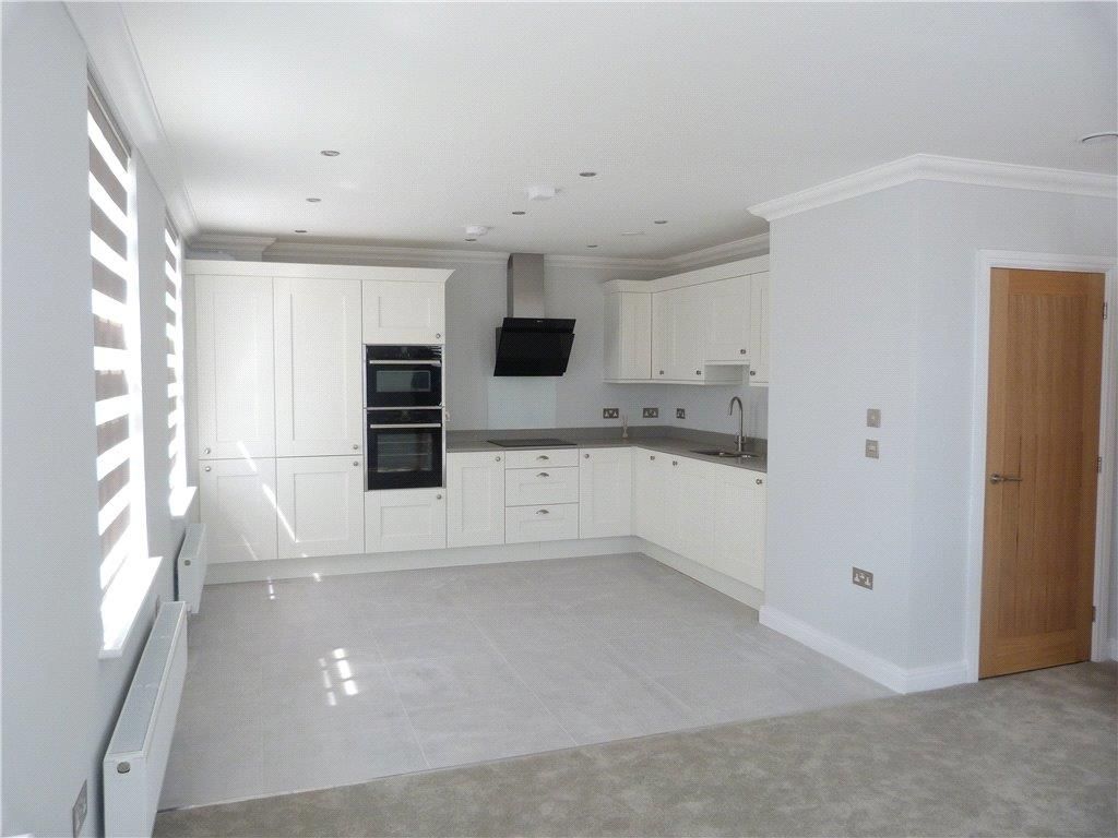 Property photo 3 of 10 Kitchen