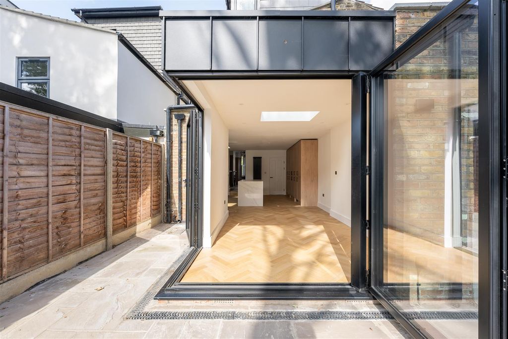 Property photo 1 of 35 St Georges Road, E10