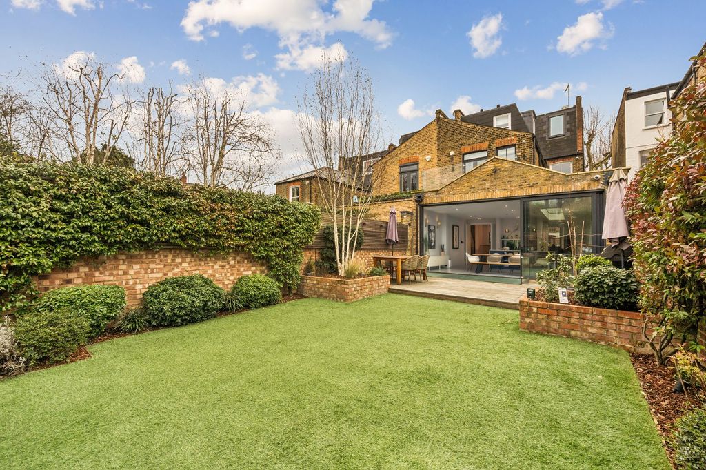 Property photo 2 of 32 Garden