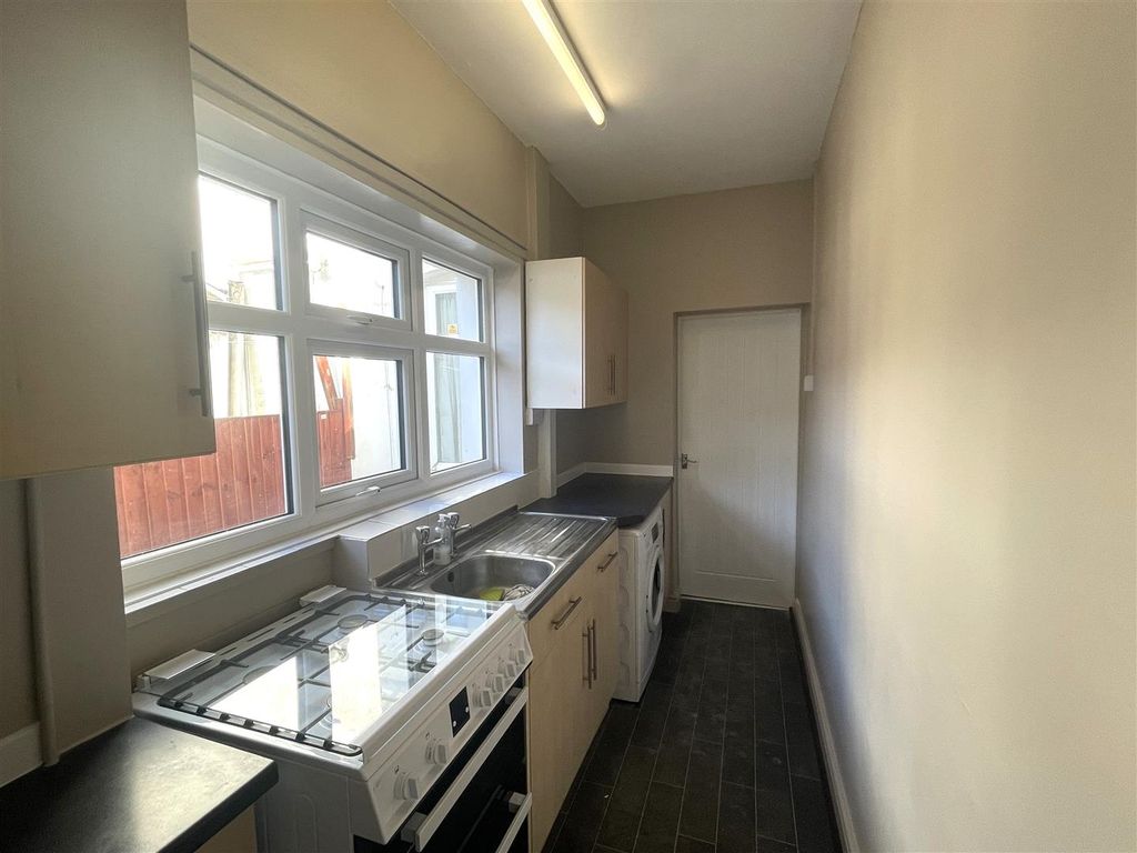 Property photo 1 of 10 Kitchen 2.Jpg