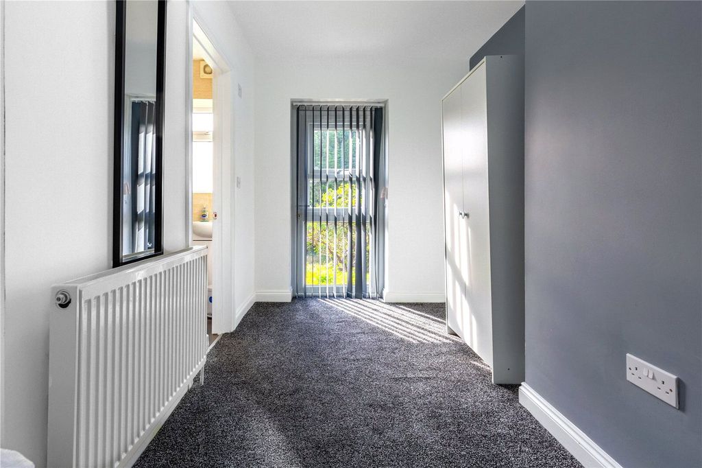 Property photo 3 of 32 Picture No. 02