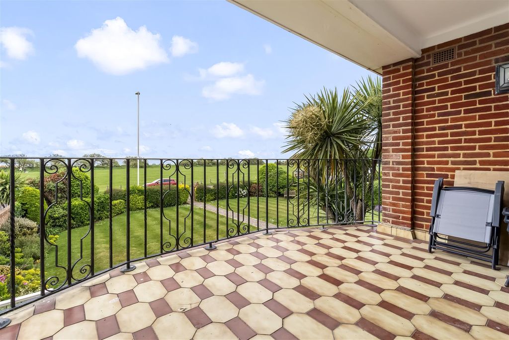 Property photo 3 of 22 4 Cowdray Court-017.Jpg