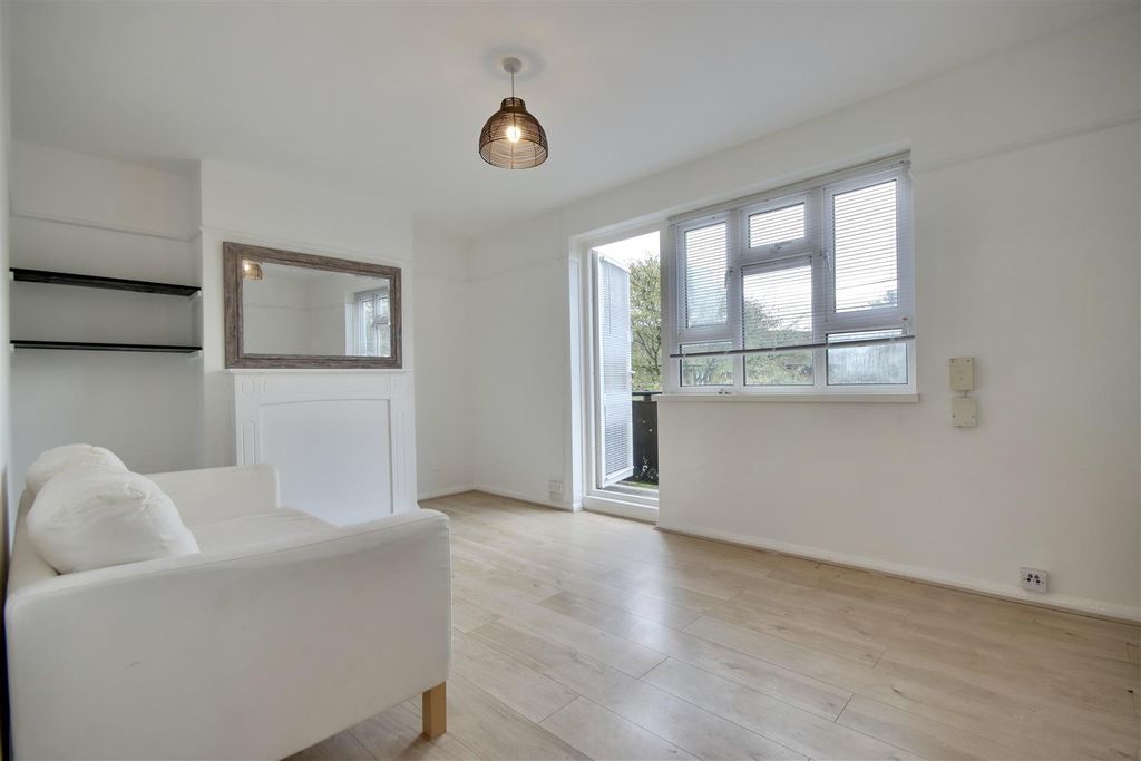 Property photo 3 of 10 B0Cb97A1-234A-4Bbf-A27D-11672A6F132F_1_201_A.Jpeg