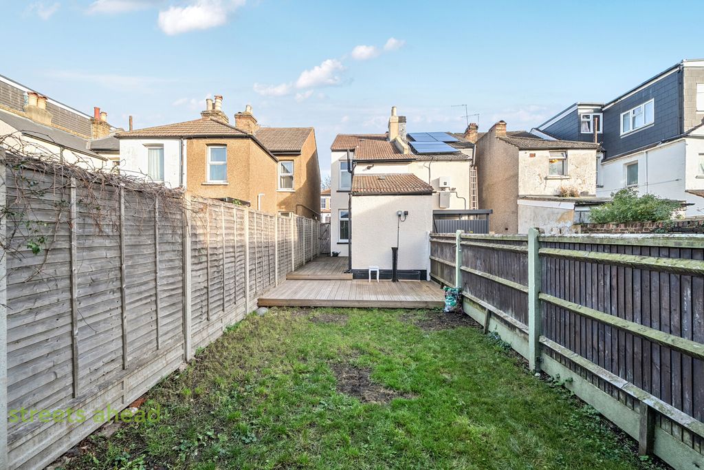 Property photo 3 of 19 d260792B-c18c-409...