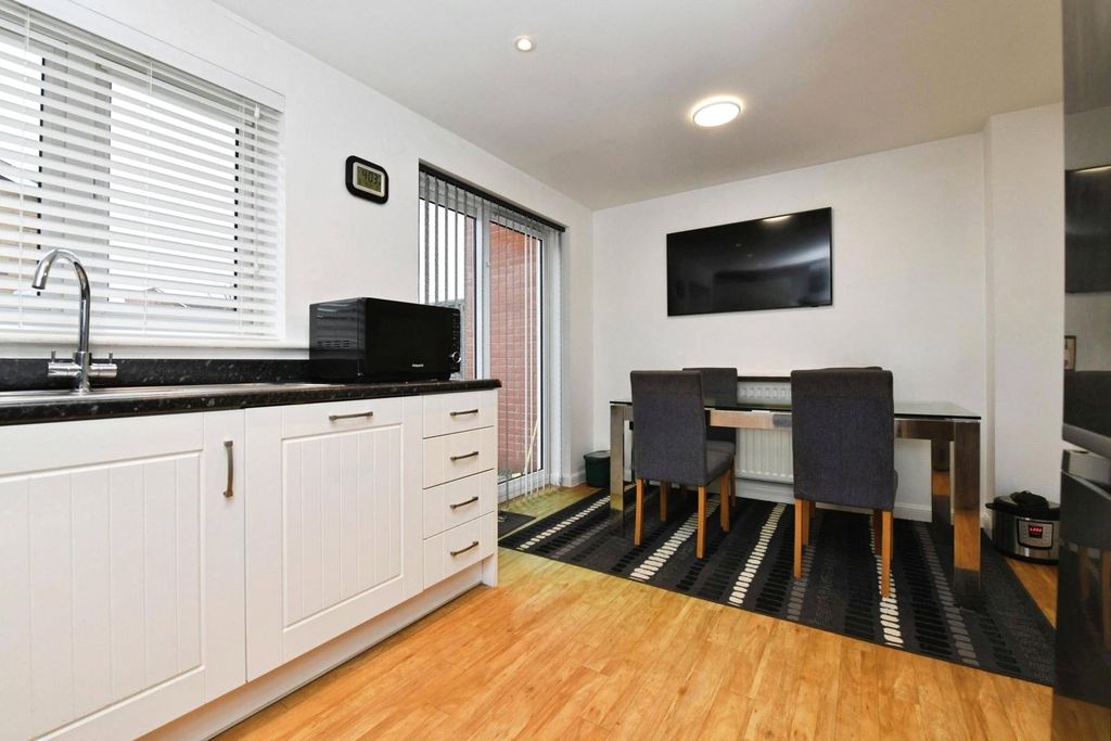 Property photo 3 of 17 Kitchen/Diner