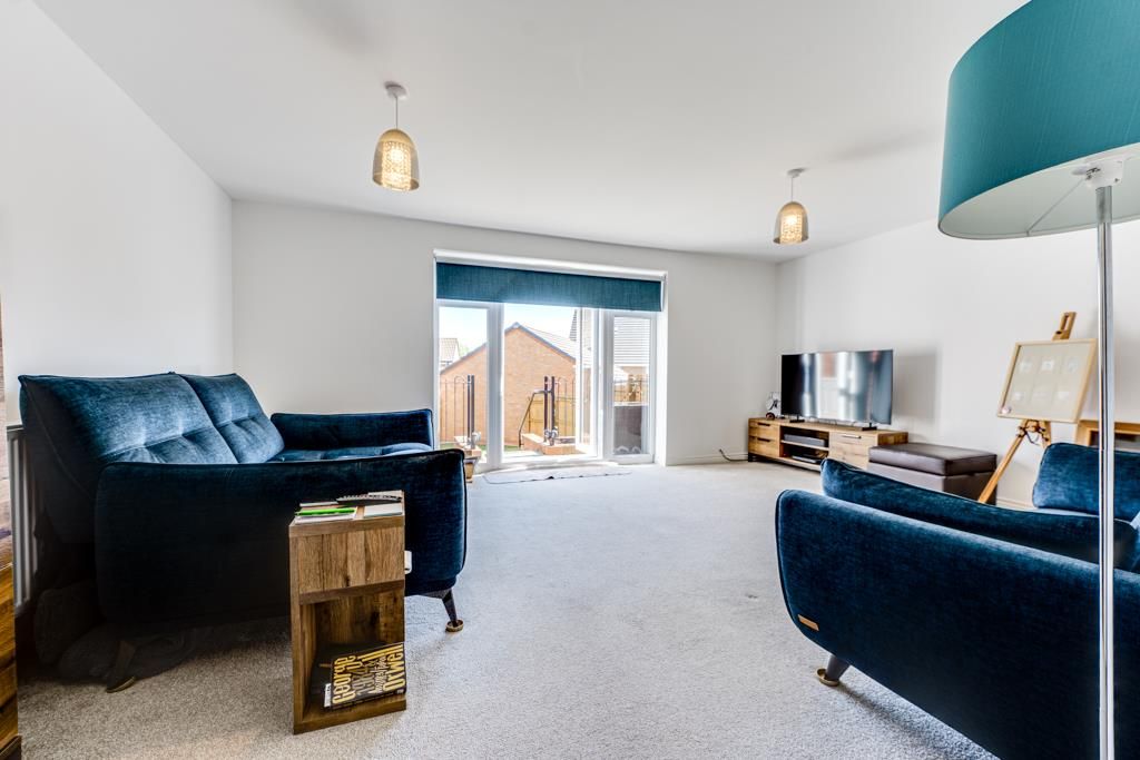 Property photo 2 of 25 71 Finedon Road, Burton Latimer-9.Jpg