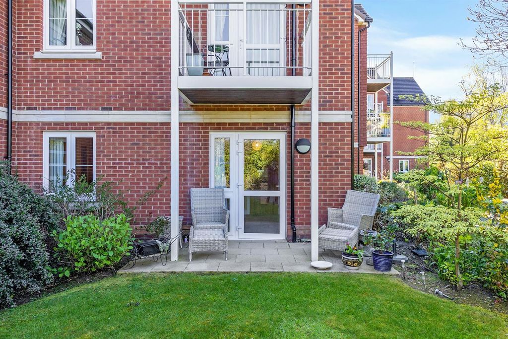 Property photo 3 of 16 14-F893CH_4Queensgate_Rg402Ds_Mcs86029_-49-Medium.