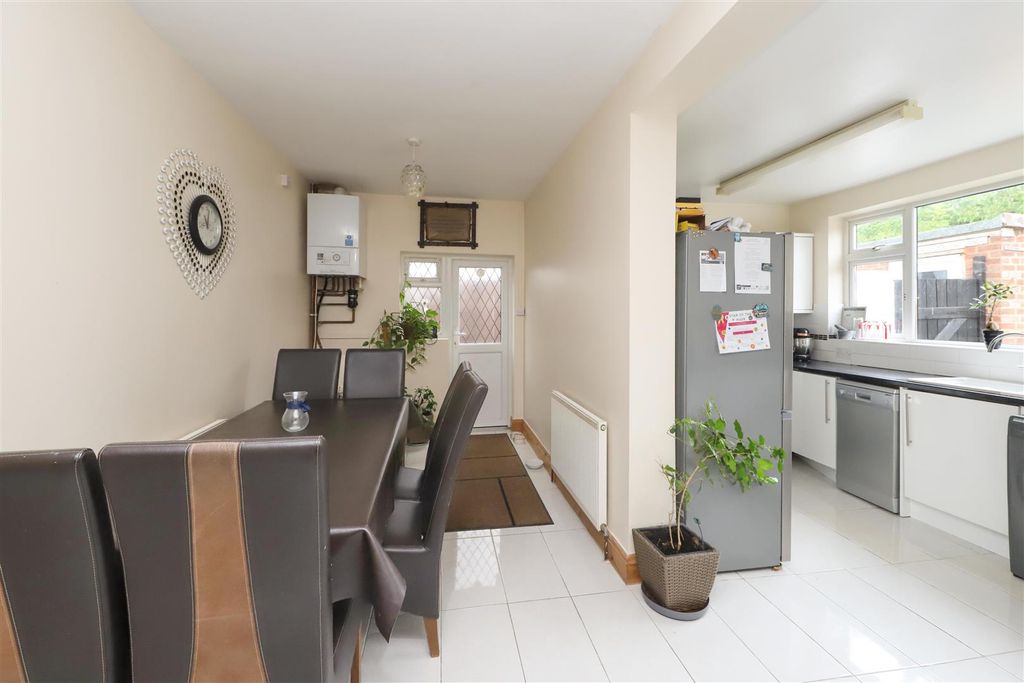 Property photo 3 of 14 Manor Way