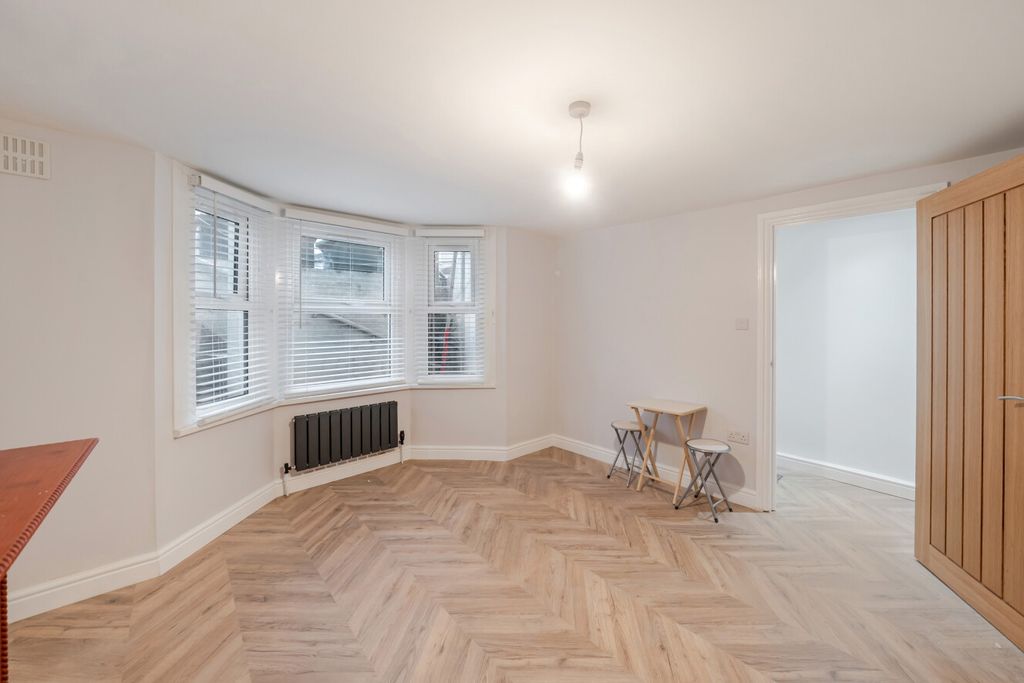 Property photo 3 of 9 1538478-14-1A15Ea...