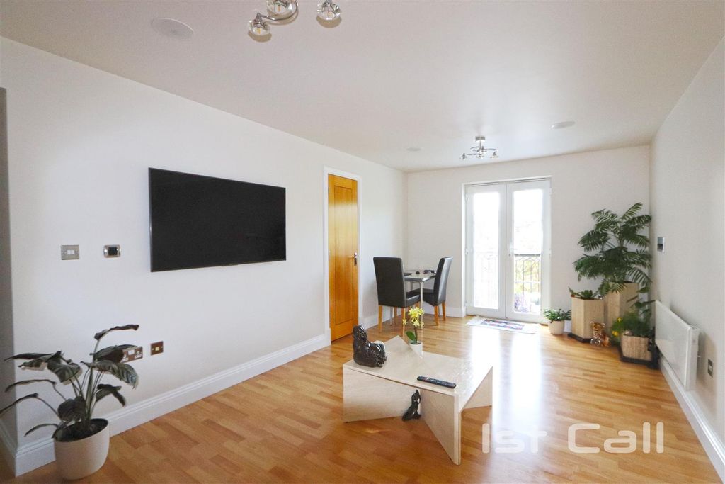 Property photo 2 of 13 Lounge