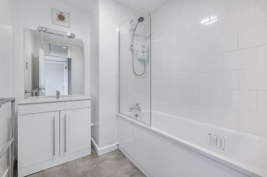 Property photo 2 of 10 Bathroom