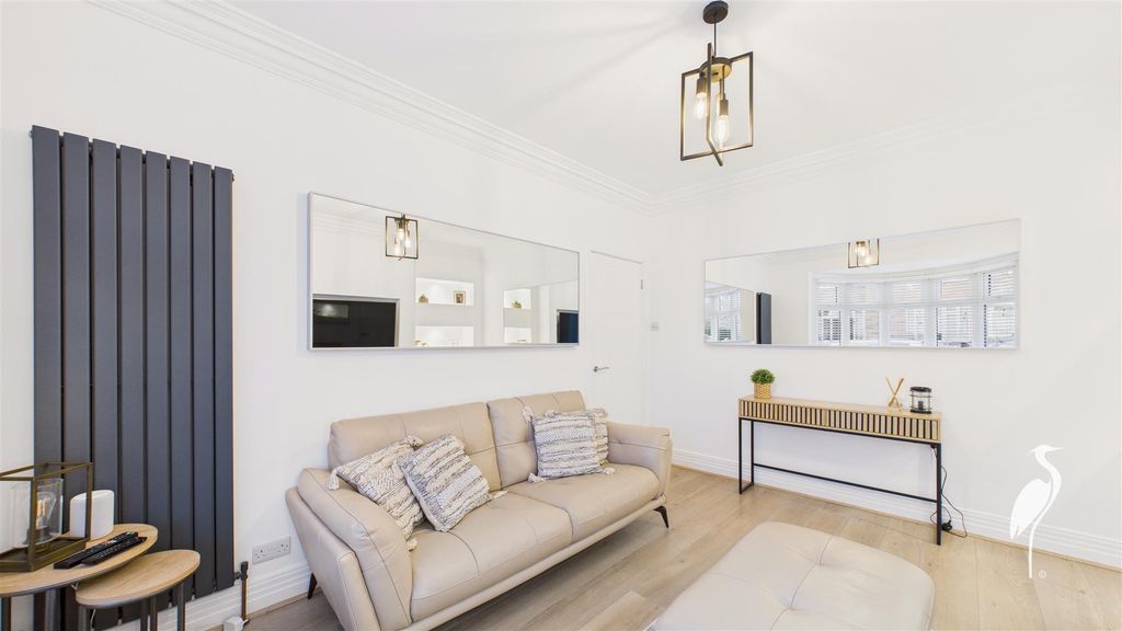 Property photo 3 of 19 Lounge