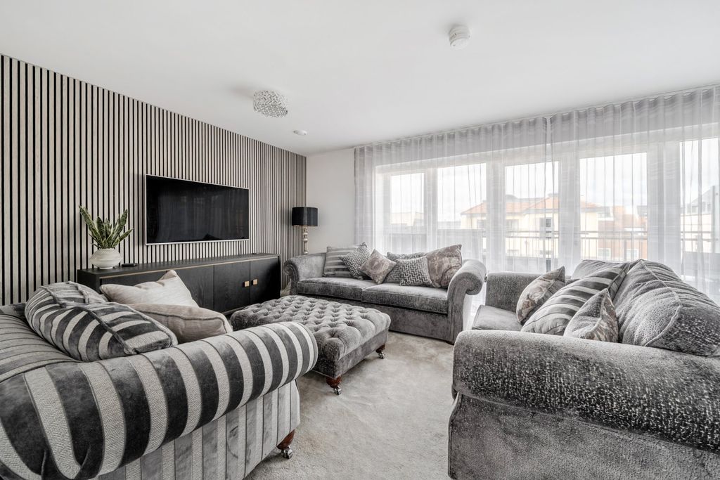 Property photo 2 of 17 Picture No. 21