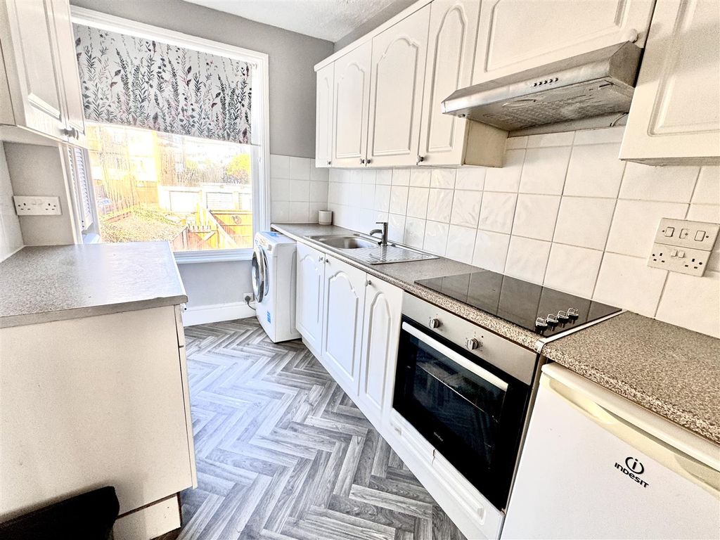 Property photo 3 of 9 Kitchen