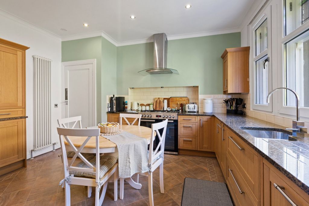 Property photo 3 of 36