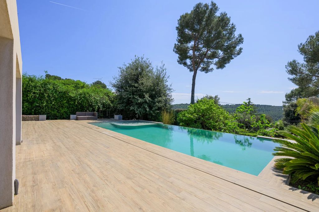 Property photo 2 of 26