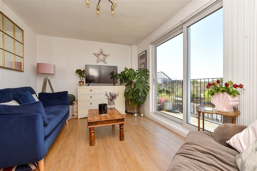 Property photo 3 of 11 Lounge