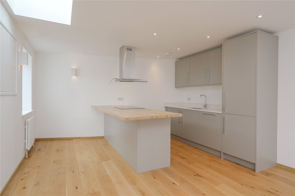 Property photo 2 of 10 Picture No. 11