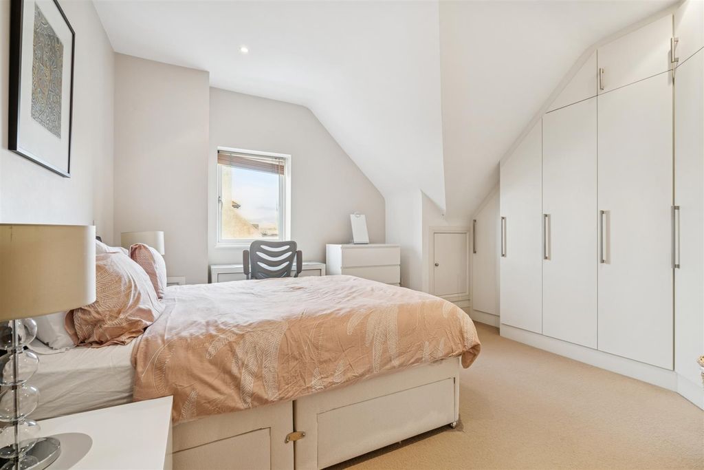 Property photo 3 of 11 Worple Road Bedroom