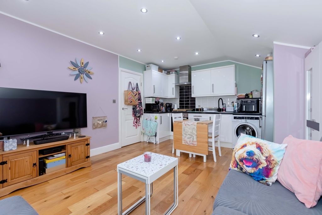 Property photo 3 of 16 Chapel Rd_4