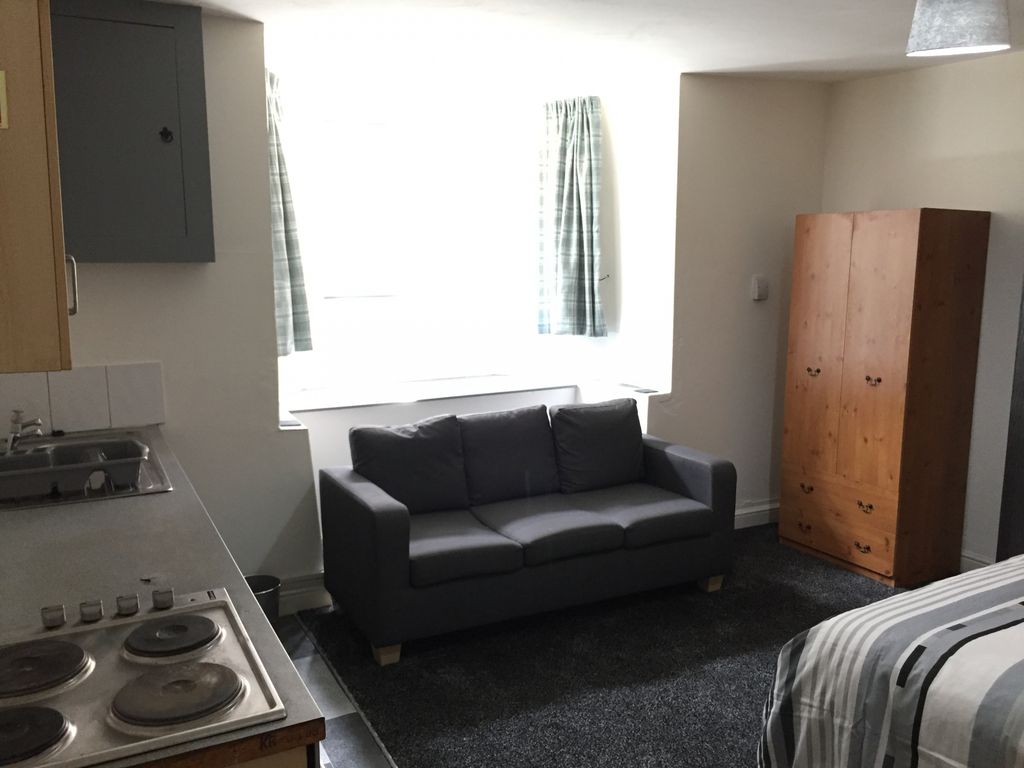 Property photo 1 of 5 8 Bed Room - House Share To Rent Saville Street, Wakefield Wf1