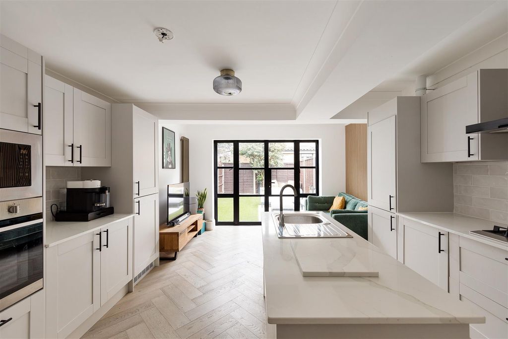 Property photo 1 of 38 Wragby Road, E11