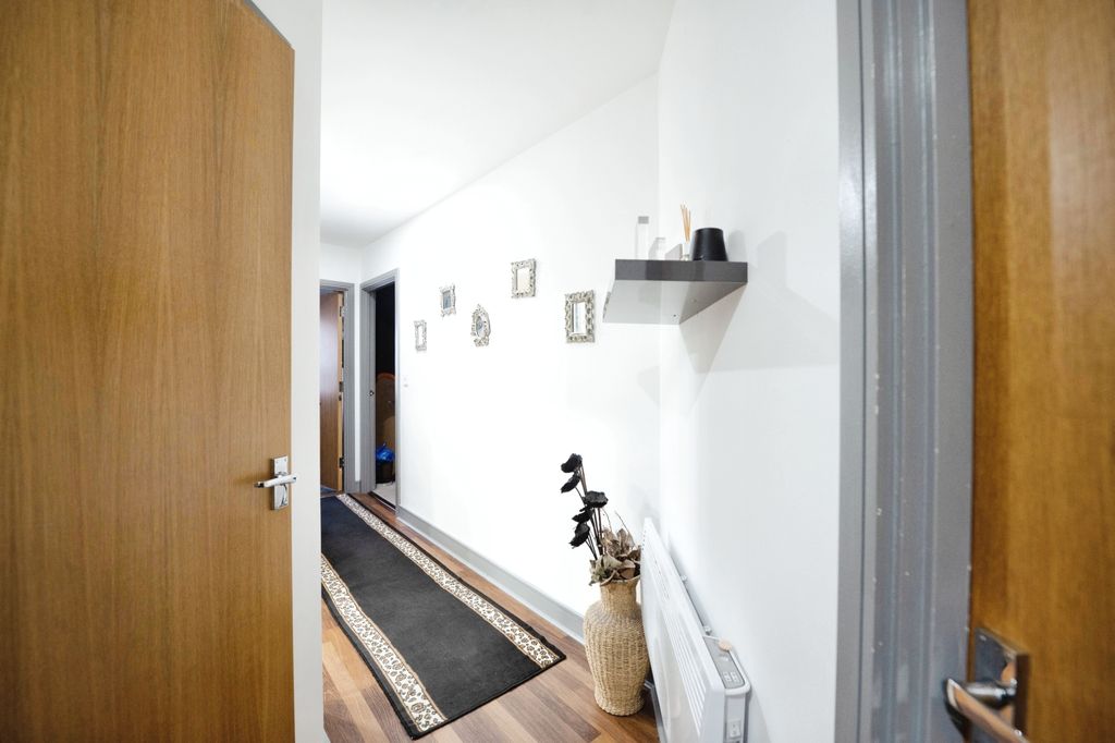 Property photo 3 of 14 Hallway
