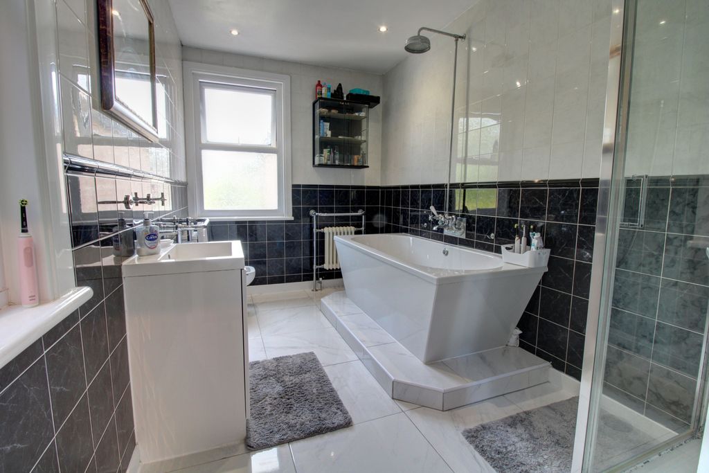 Property photo 2 of 16 Bathroom