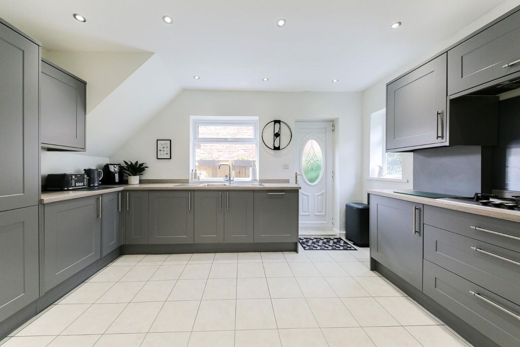 Property photo 3 of 17 Kitchen