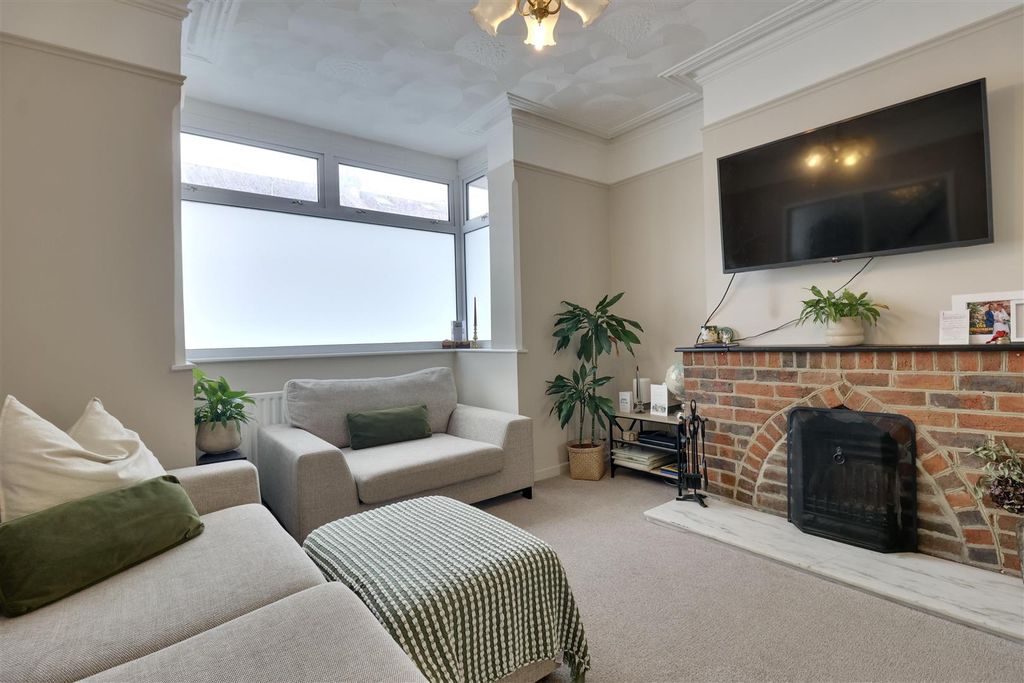 Property photo 2 of 18 Ceeb085F-8EE5-44A2-8857-3F68A8Af97B2_1_201_A.Jpeg